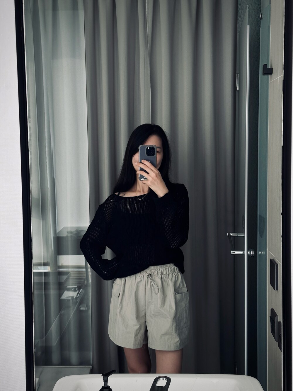 「0のアイテム（カーゴパンツ、グレー系）」を使った、Haileyさん（レディース・164cm）の秋コーディネートの1枚目の写真