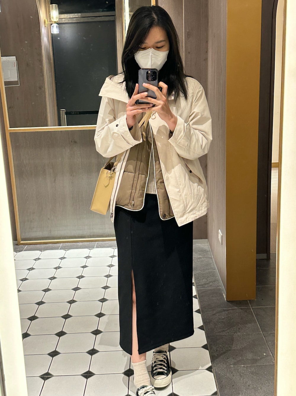 「CONVERSEのアイテム（その他シューズ、ブラック系）」を使った、Haileyさん（レディース・164cm）の秋コーディネートの1枚目の写真