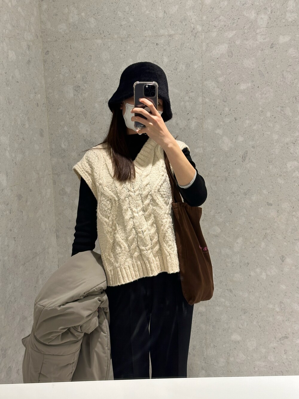 「MEIER.Qのアイテム（チノパンツ、ブラック系）」を使った、Haileyさん（レディース・164cm）の冬コーディネートの1枚目の写真