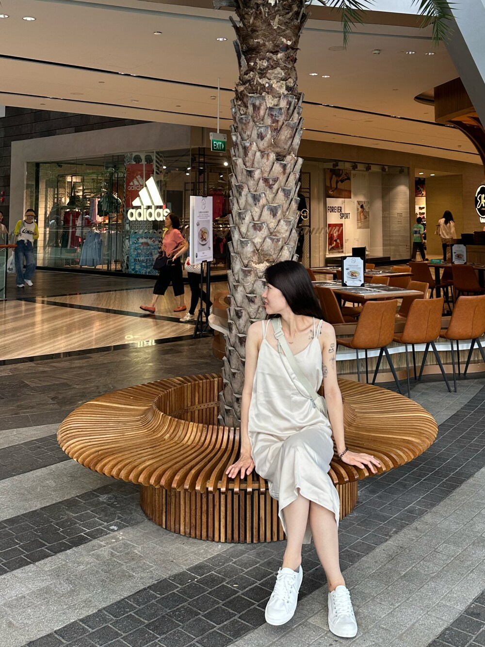 「無印良品のアイテム（その他シューズ、ホワイト系）」を使った、Haileyさん（レディース・164cm）の秋コーディネートの1枚目の写真