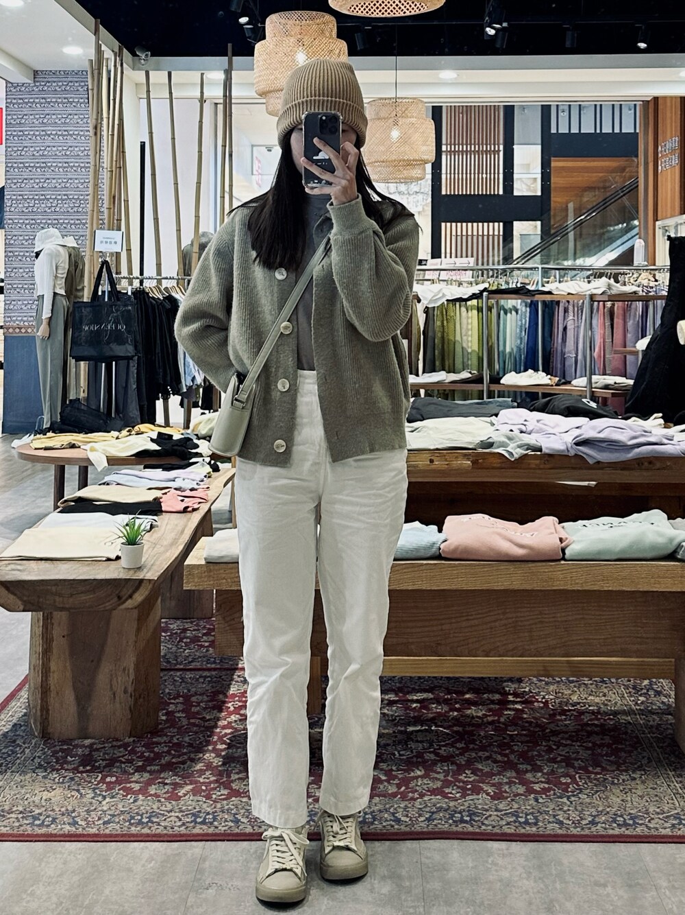 「QUEEN SHOPのアイテム（デニムパンツ、ホワイト系）」を使った、Haileyさん（レディース・164cm）の秋コーディネートの1枚目の写真