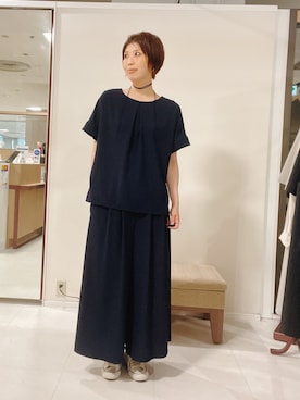 「UNTITLED（アンタイトル）の【古畑星夏さん着用/接触冷感/はっ水/遮熱】リラクミスト 前後2WAYブラウス（シャツ/ブラウス、ブルー系）」を使った、IWAMOさん（レディース）の春コーディネート