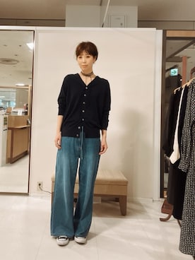 「UNTITLED（アンタイトル）の【セットアップ可/洗える】シアーVネックカーディガン（カーディガン/ボレロ、ブルー系）」を使った、IWAMOさん（レディース）の春コーディネート