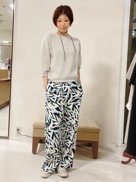 「UNTITLED（アンタイトル）の【洗える/ゆったり/程よい透け感】クルーネックドライニット（ニット/セーター、グレー系）」を使った、IWAMOさん（レディース）の春コーディネート