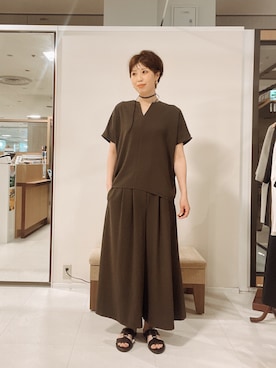「UNTITLED（アンタイトル）の【古畑星夏さん着用/夏の名品セットアップ！】リラクミスト 前後2WAYブラウス（シャツ/ブラウス、ブラウン系）」を使った、IWAMOさん（レディース）の春コーディネート