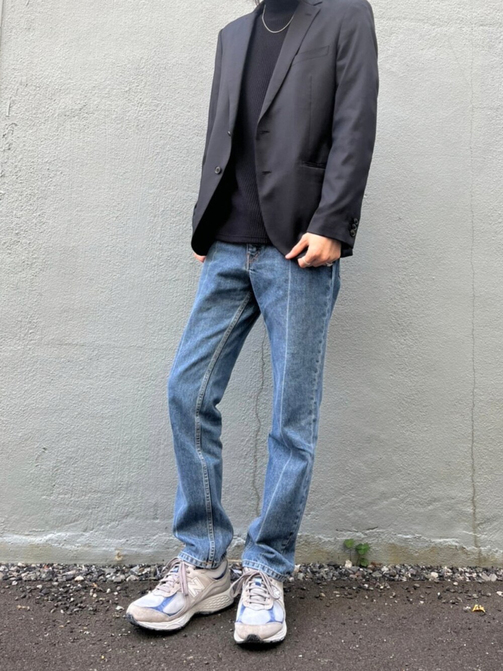 「休日スタイル、秋服コーデ、スニーカーコーデ、お洒落さんとつながりたい、デニムパンツ、JHON LAWLENCE SULLIVAN、ジョンローレンスサリバン、New Balance、ニューバランス」｜「NEW BALANCEのnewbalance/M2002（スニーカー、グレー系）」を使った、ポカどんさん（骨格ナチュラル・メンズ・179cm）の秋コーディネートの1枚目の写真