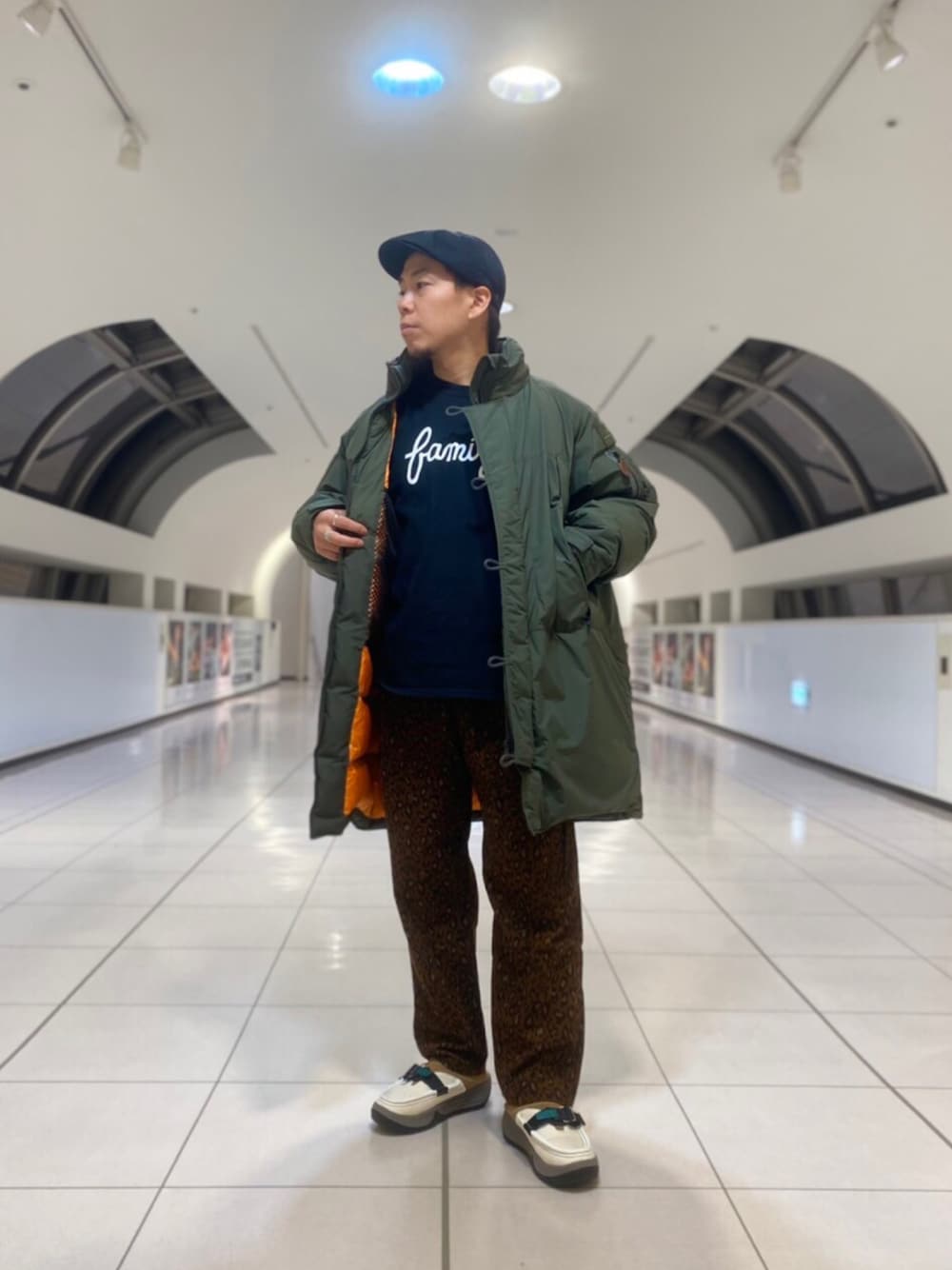 「BEAVER、BEAVER名古屋、WILDTHINGS、AVIREX、ワイルドシングス、ダウンジャケット、ビッグシルエット、豹柄、柄パンツ、MANASTASH、マナスタッシュ、コラボ、ワイドパンツ、冬コーデ、ストリート」｜「WILD THINGSのAVIREX × WILDTHINGS / アヴィレックス×ワイルドシングス　MONSTER PARKA モンスターパーカー 6112180（ダウンジャケット/コート、グリーン系）」を使った、funatoさん（メンズ・166cm）の秋コーディネートの1枚目の写真