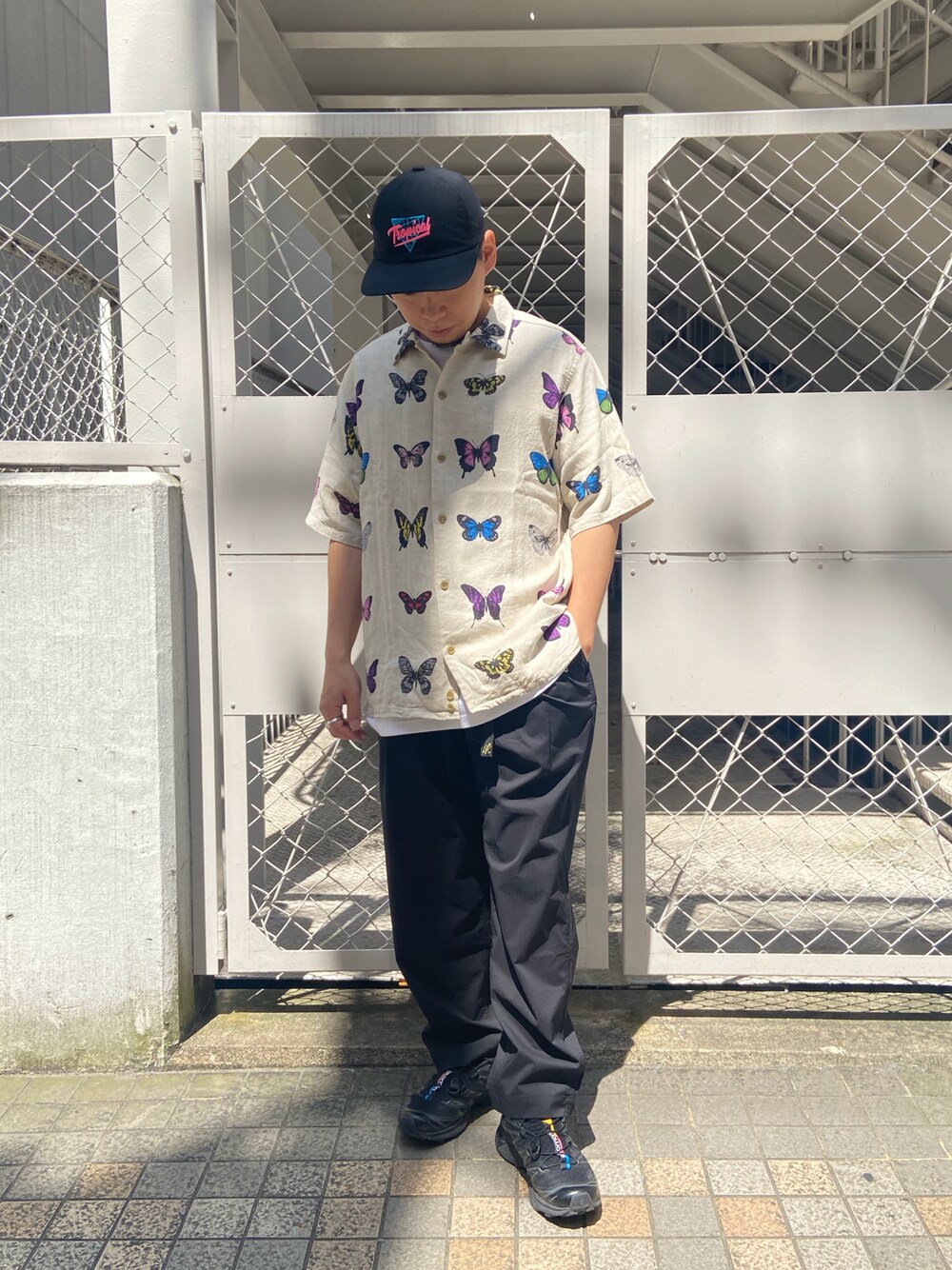 「BEAVER、BEAVER名古屋、bohemians、ボヘミアンズ、柄シャツ、シャツスタイル、GRAMICCI、グラミチ、カジュアルコーデ、CPH、夏コーデ、初夏コーデ、スニーカーコーデ、ワイドパンツ、イージーパンツ」｜「GramicciのGRAMICCI/グラミチ　別注 ビーテックタックパンツ GUP-22S2229（その他パンツ、ブラック系）」を使った、funatoさん（メンズ・166cm）の春コーディネートの1枚目の写真