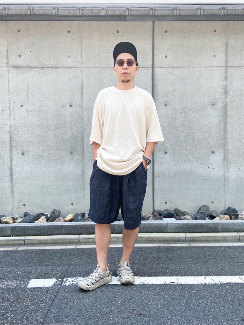 ベージュ系のTシャツ/カットソー、ブラック系のその他パンツ、ベージュ系のサンダルを着用したメンズの夏コーディネートの1枚目の写真