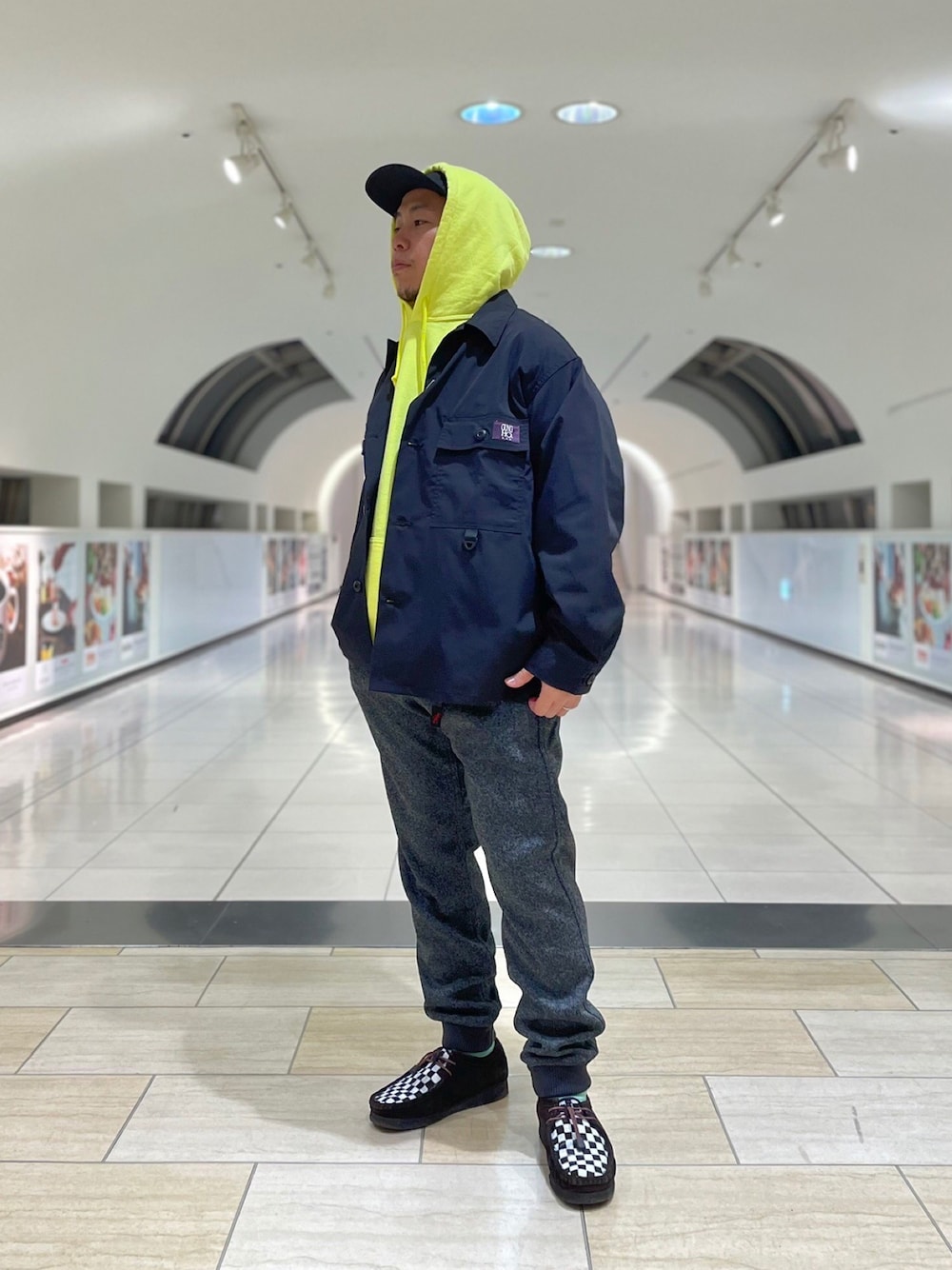 グレー系のその他パンツ、ブラック系のブルゾンを着用したメンズの秋コーディネートの1枚目の写真