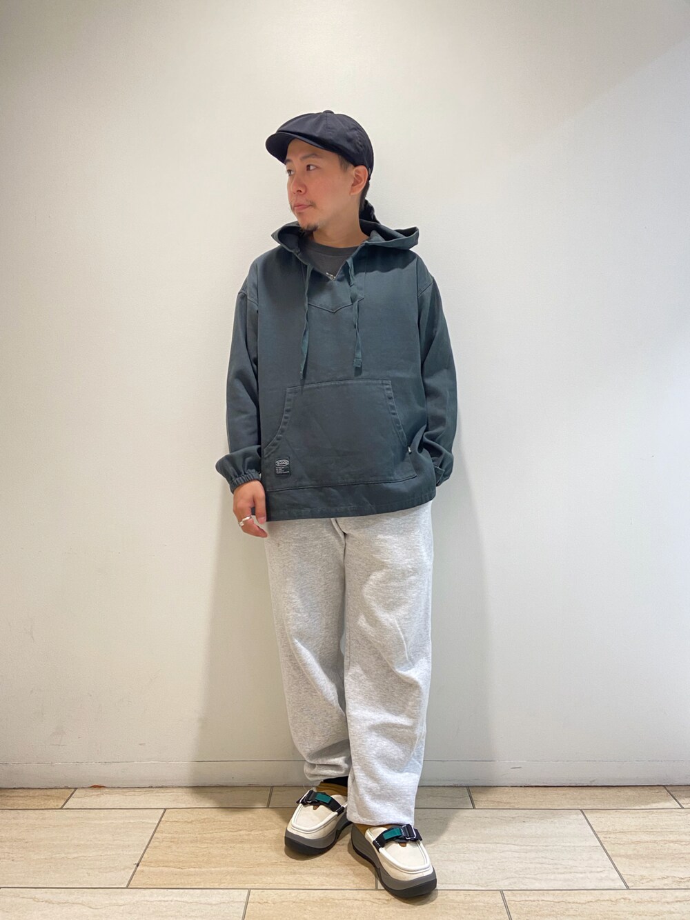 「BEAVER、BEAVER名古屋、MANASTASH、マナスタッシュ、アノラックパーカー、ストリート、スウェットパンツ、コラボ、リラックススタイル、ストリートコーデ、秋のコーデ、休日スタイル、シンプル、スリッポン、ラブアンドピース2021」｜「MANASTASHのMANASTASH/マナスタッシュ　CHILLIWACK BAJA HOODIE チリワックバハフーディー　7112113（パーカー、グリーン系）」を使った、funatoさん（メンズ・166cm）の秋コーディネートの1枚目の写真
