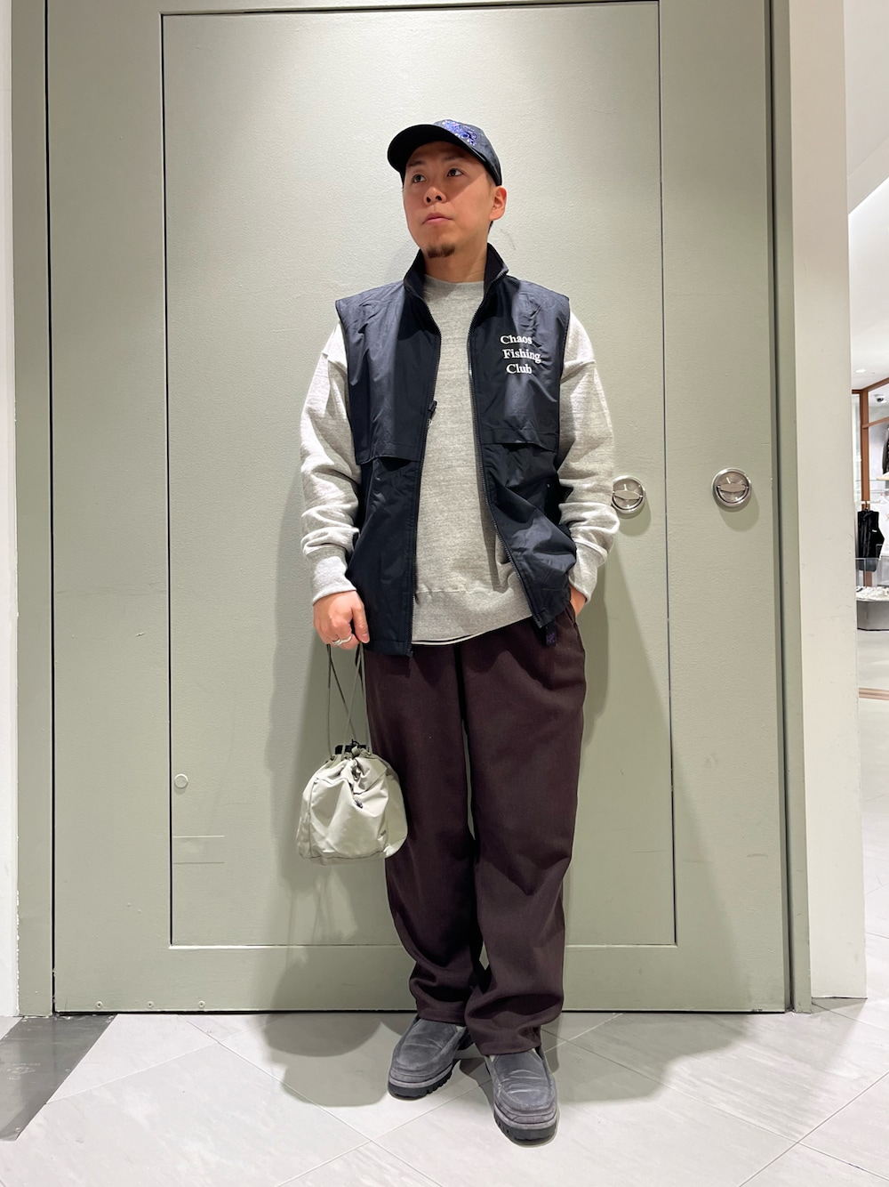 「BEAVER、BEAVER名古屋、chaosfishingclub、ベスト、スウェット、ワイドパンツ、イージーパンツ、GRAMICCI、グラミチ、スラックス、シンプルコーデ、カジュアル、カジュアルコーデ、ストリート、ストリートMIX」｜「GramicciのGRAMICCI×BEAVER/グラミチ×ビーバー　別注 WOOL LIKE SLACKS  ウールライクスラックス（スラックス、ブラウン系）」を使った、funatoさん（メンズ・166cm）の冬コーディネートの1枚目の写真