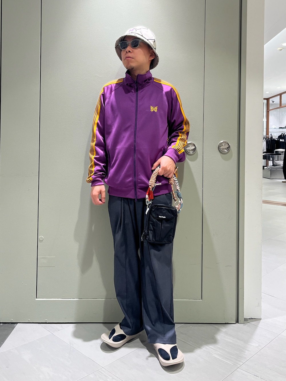 「セットアップ、beaver、BEAVER名古屋、NEEDLES、ニードルズ、ニードルス、トラックジャケット、ワイドパンツ、スラックス、サンダル、サンダルに靴下、oofos、OOFOS、ウーフォス、春コーデ」｜「OOFOSのOOFOS/ウーフォス OOriginal リカバリーサンダル メンズ　レディース　ユニセックス（サンダル、ブラック系）」を使った、funatoさん（メンズ・166cm）の春コーディネートの1枚目の写真