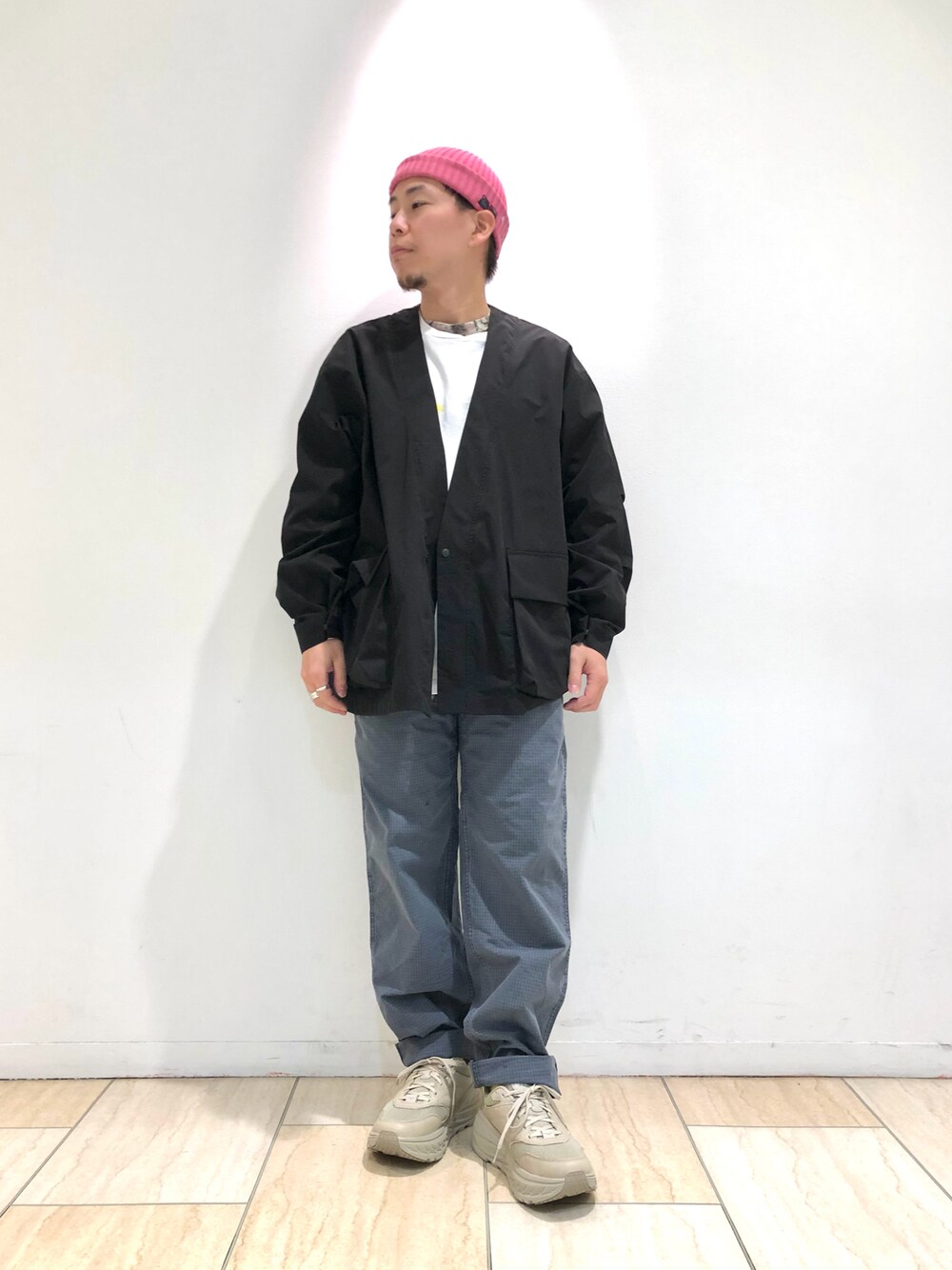 「BEAVER、BEAVER名古屋、MANASTASH、マナスタッシュ、大人コーデ、春コーデ、GRAMICCI、グラミチ、HOKAONEONE、スニーカー、ストリートコーデ、ニット帽、春、ゆるコーデ、今日のコーデ」｜「MANASTASHのMANASTASH/マナスタッシュ　ST.HELENS HANTEN JACKET セントへレンズハンテンジャケット　7122039（ノーカラージャケット、ブラック系）」を使った、funatoさん（メンズ・166cm）の冬コーディネートの1枚目の写真