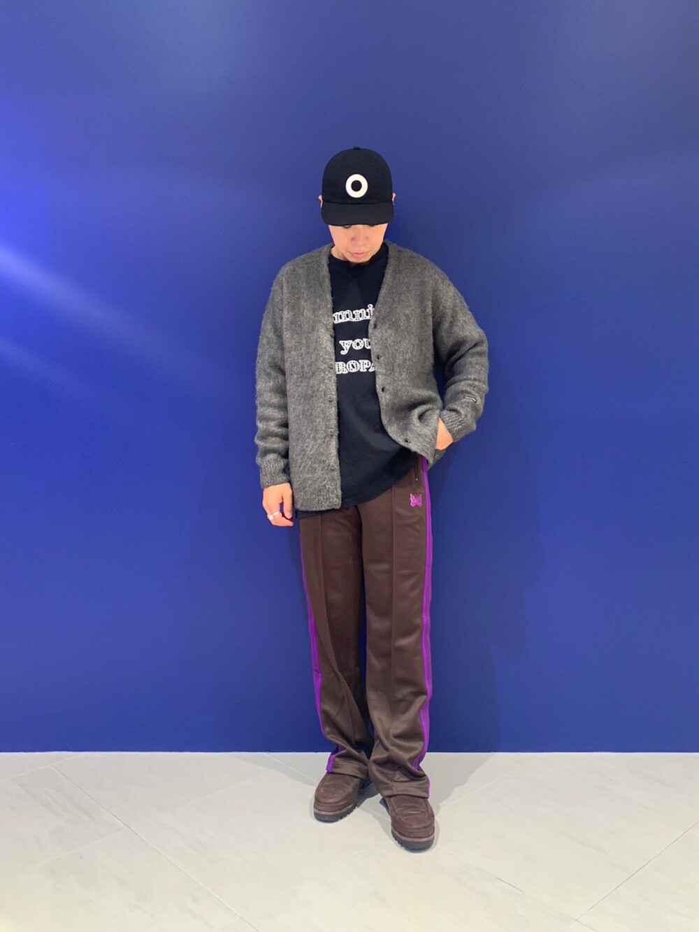 「BEAVER、BEAVER名古屋、秋服まるっと大公開、MANASTASH、マナスタッシュ、カーディガン、トラックパンツ、NEEDLES、カジュアルコーデ、大人カジュアル、ロンT、秋服、メンズファッション、メンズコーデ、秋冬コーデ」｜「MANASTASHのMANASTASH/マナスタッシュ/ABERDEEN KURTIGAN/アバディーンカーディガン（カーディガン/ボレロ、グレー系）」を使った、funatoさん（メンズ・166cm）の秋コーディネートの1枚目の写真