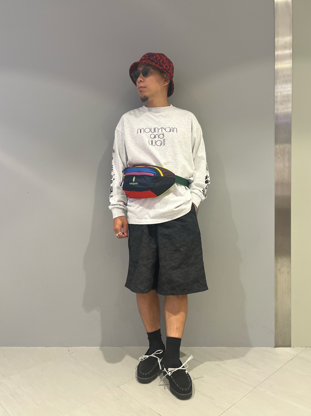 「BEAVER、BEAVER名古屋、NEEDLES、ニードルス、ニードルズ、ハット、ロンT、ハーフパンツ、フェススタイル、アウトドアスタイル、ウエストポーチ、キャンプ、サングラス、レジャースタイル、お出かけコーデ」｜「BEAVERのILL ONE EIGHTY/イルワンエイティ　CLIMBER L/S TEE（Tシャツ/カットソー、グレー系）」を使った、funatoさん（メンズ・166cm）の夏コーディネートの1枚目の写真