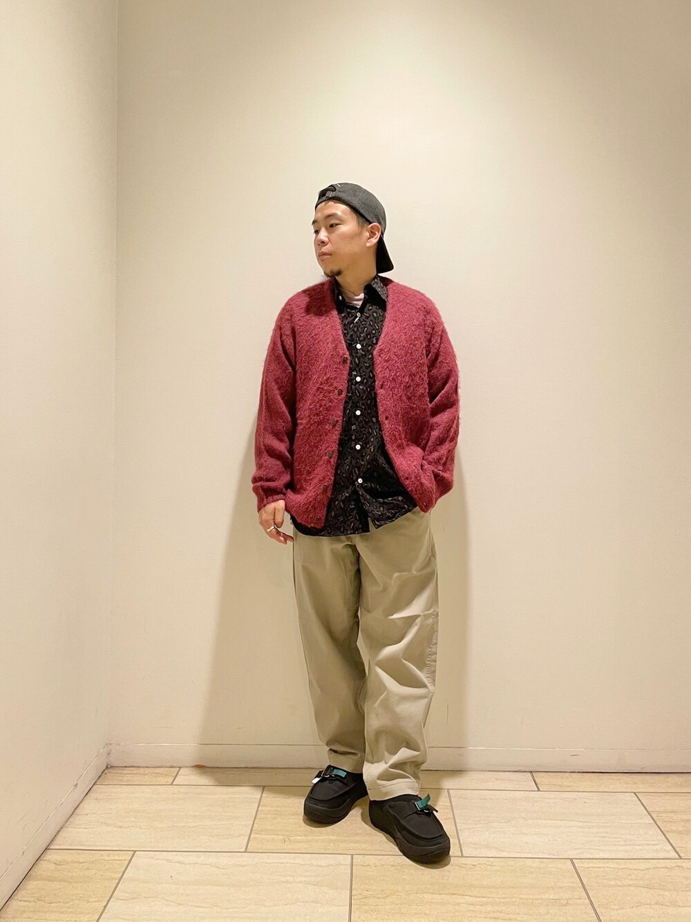 「BEAVER、BEAVER名古屋、MANASTASH、マナスタッシュ、柄シャツ、カーディガン、モヘアニット、ニット、秋のコーデ、大人カジュアル、ワイドパンツ、ストリート、キレイめ、ストリートコーデ、オトナカジュアル」｜「MANASTASHのMANASTASH/マナスタッシュ　ABERDEEN KURTIGAN '21 アバディーンカーティガン’21 7114100 ニットカーディガン（ニット/セーター、ブラック系）」を使った、funatoさん（メンズ・166cm）の秋コーディネートの1枚目の写真
