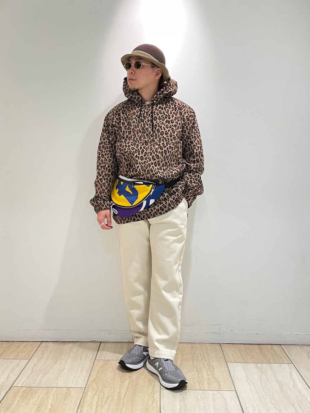 ブラウン系のブルゾン、ベージュ系のその他パンツ、グレー系のサンダルを着用したメンズの冬コーディネートの1枚目の写真