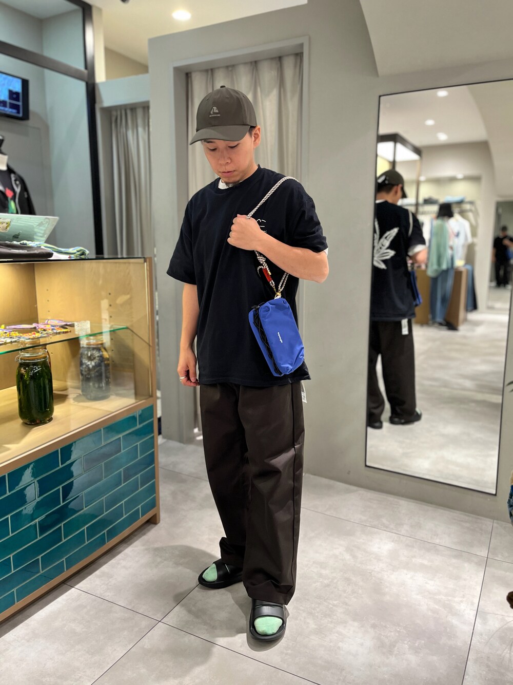 「BEAVER、BEAVER名古屋、MANASTASH、マナスタッシュ、Tシャツ、コラボ、oofos、Topologie、トポロジー、アクティブ、アウトドアスタイル、シンプルコーデ、夏コーデ、カジュアルコーデ、休日スタイル」｜「MANASTASHのKen Kagami × MANASTASH / 加賀美健×マナスタッシュ　KEN'S TEE HEMP KUN ケンズティーヘンプ君 コラボTシャツ（Tシャツ/カットソー、ブラック系）」を使った、funatoさん（メンズ・166cm）の夏コーディネートの1枚目の写真