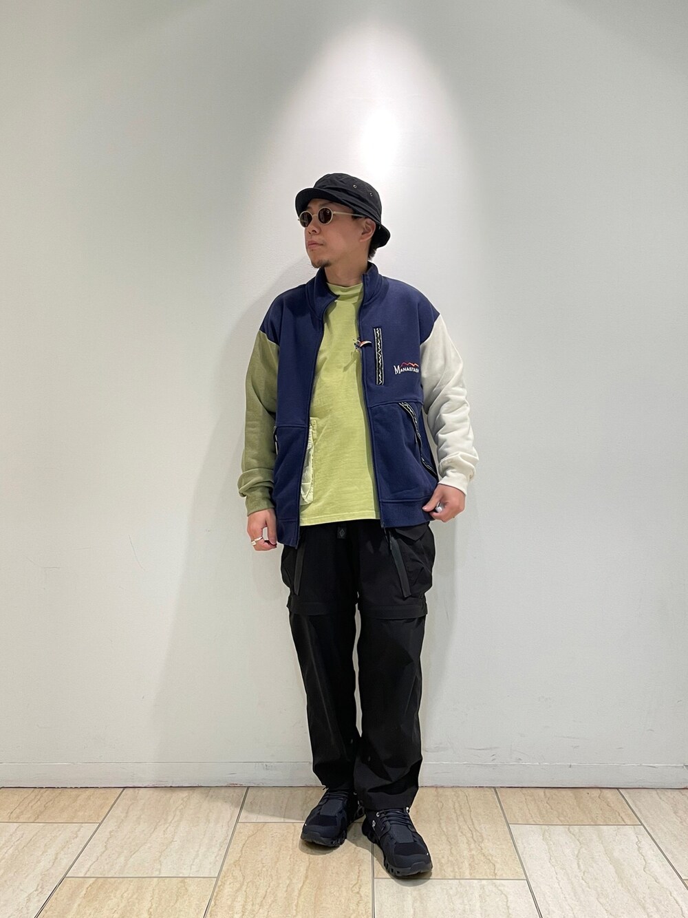 その他のブルゾン、ブラック系のカーゴパンツ、グリーン系のTシャツ/カットソーを着用したメンズの冬コーディネートの1枚目の写真