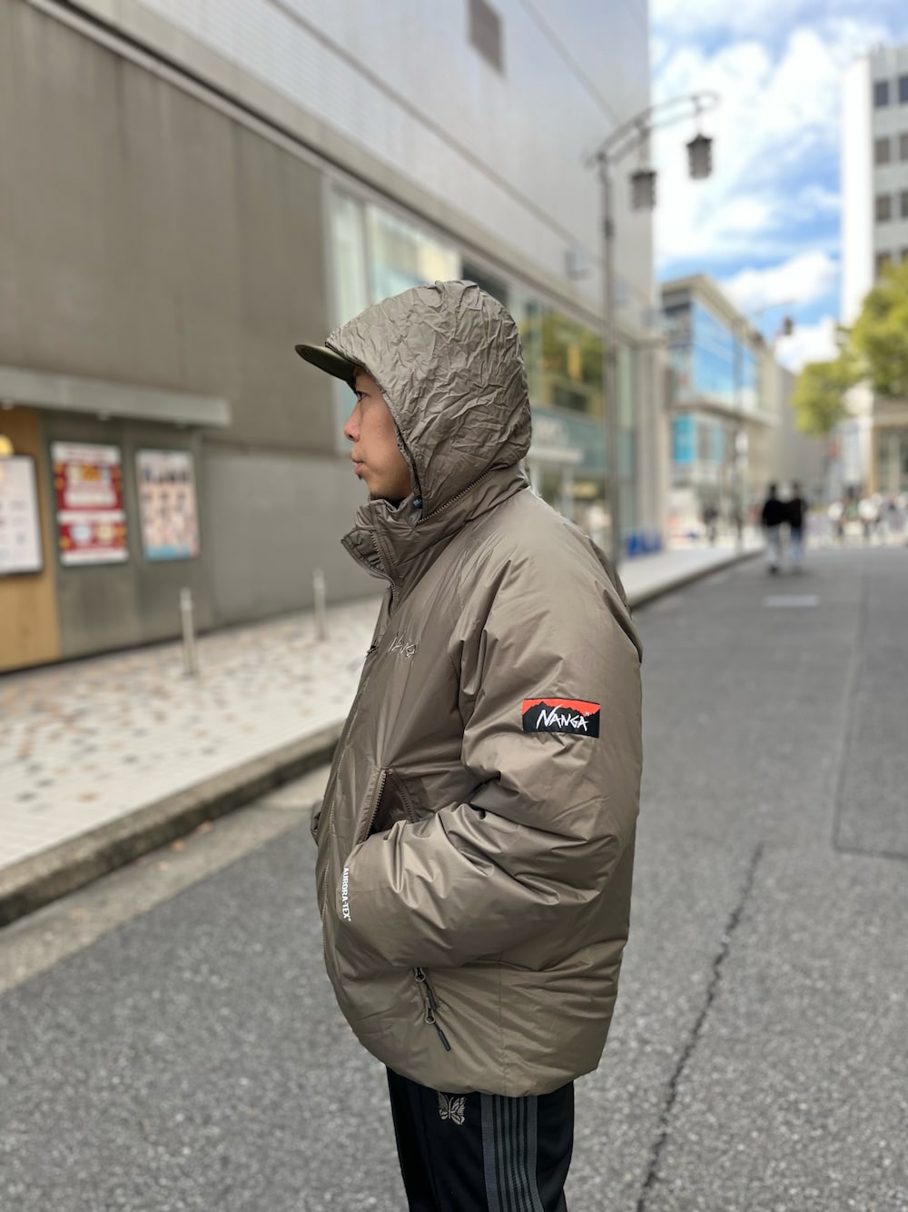 グリーン系のダウンジャケット/コートを着用したメンズの秋コーディネートの1枚目の写真