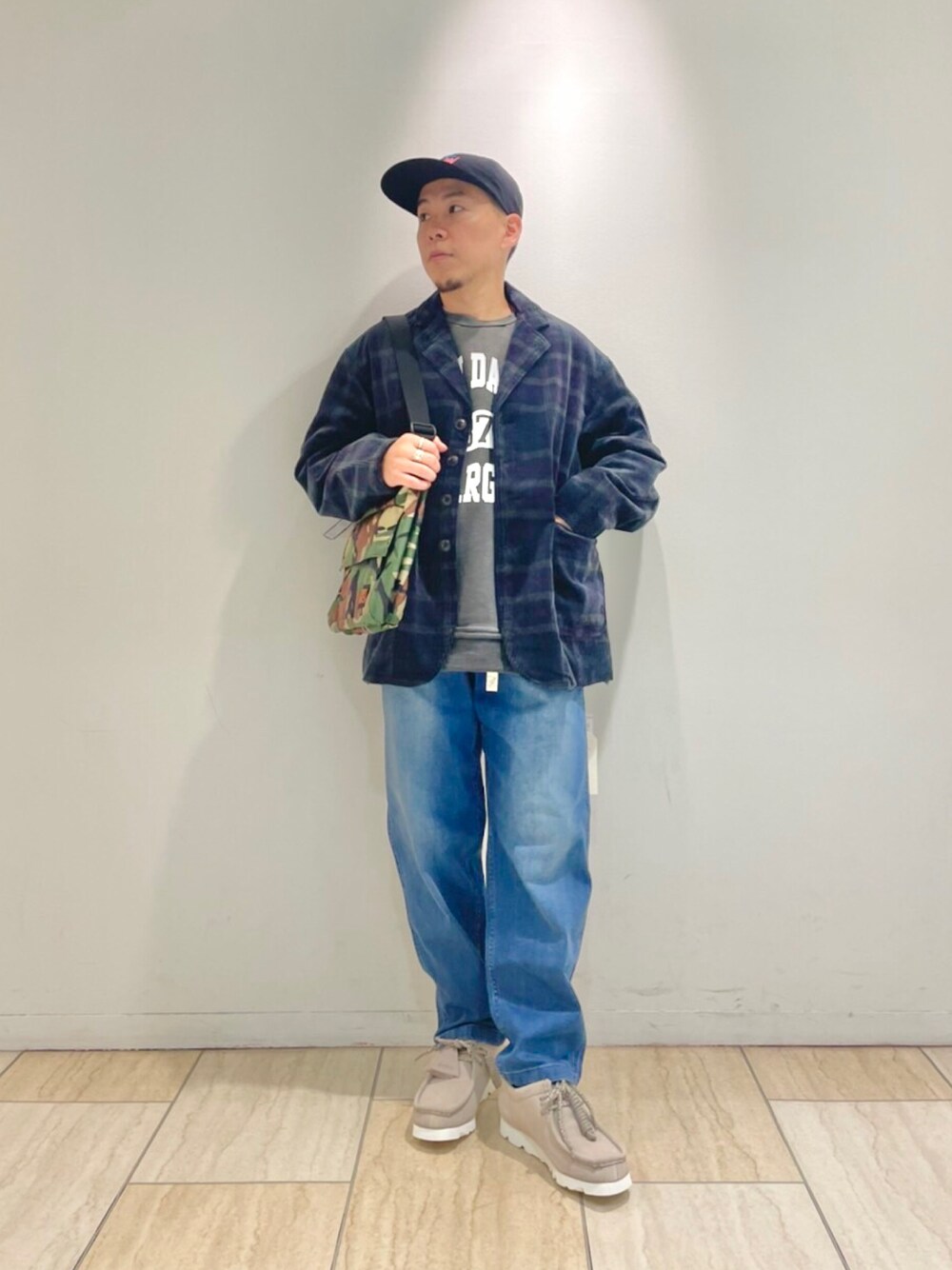 「BEAVER、BEAVER名古屋、CAL O LINE、GRAMICCI、グラミチ、デニムパンツ、clarks、クラークス、オトナカジュアル、秋コーデ、カレッジロゴ、メンズコーデ、秋服、大人コーデ、お洒落さんとつながりたい」｜「CAL O LINEのCAL O LINE /キャルオーライン　FARGO 87 CUT-OFF SWEAT スウェット（スウェット、ブラック系）」を使った、funatoさん（メンズ・166cm）の秋コーディネートの1枚目の写真
