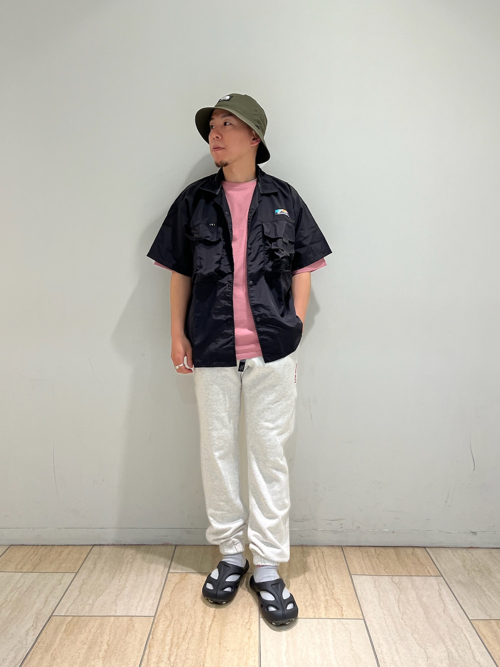 「BEAVER、MANASTASH、THE NORTH FACE、マナスタッシュ、keen、グラミチ、GRAMICCI、半袖シャツ、BEAVER名古屋、CAL O LINE」｜「MANASTASHのMANASTASH/マナスタッシュ/RIVER SHIRT '23（シャツ/ブラウス、ブラック系）」を使った、funatoさん（メンズ・166cm）の春コーディネートの1枚目の写真