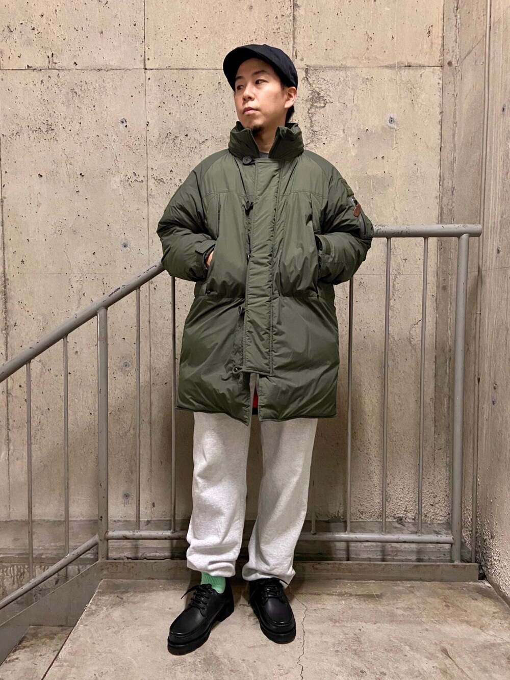 「BEAVER、AVIREX、WILDTHINGS、モンスターパーカー、ミリタリー、ダウンジャケット、コラボ、秋冬コーデ、真冬コーデ、ストリート、アウトドアスタイル、カジュアル、Paraboot、大人カジュアル、LOS ANGELES APPAREL」｜「WILD THINGSのAVIREX × WILDTHINGS / アヴィレックス×ワイルドシングス　MONSTER PARKA モンスターパーカー 6112180（ダウンジャケット/コート、グリーン系）」を使った、funatoさん（メンズ・166cm）の秋コーディネートの1枚目の写真