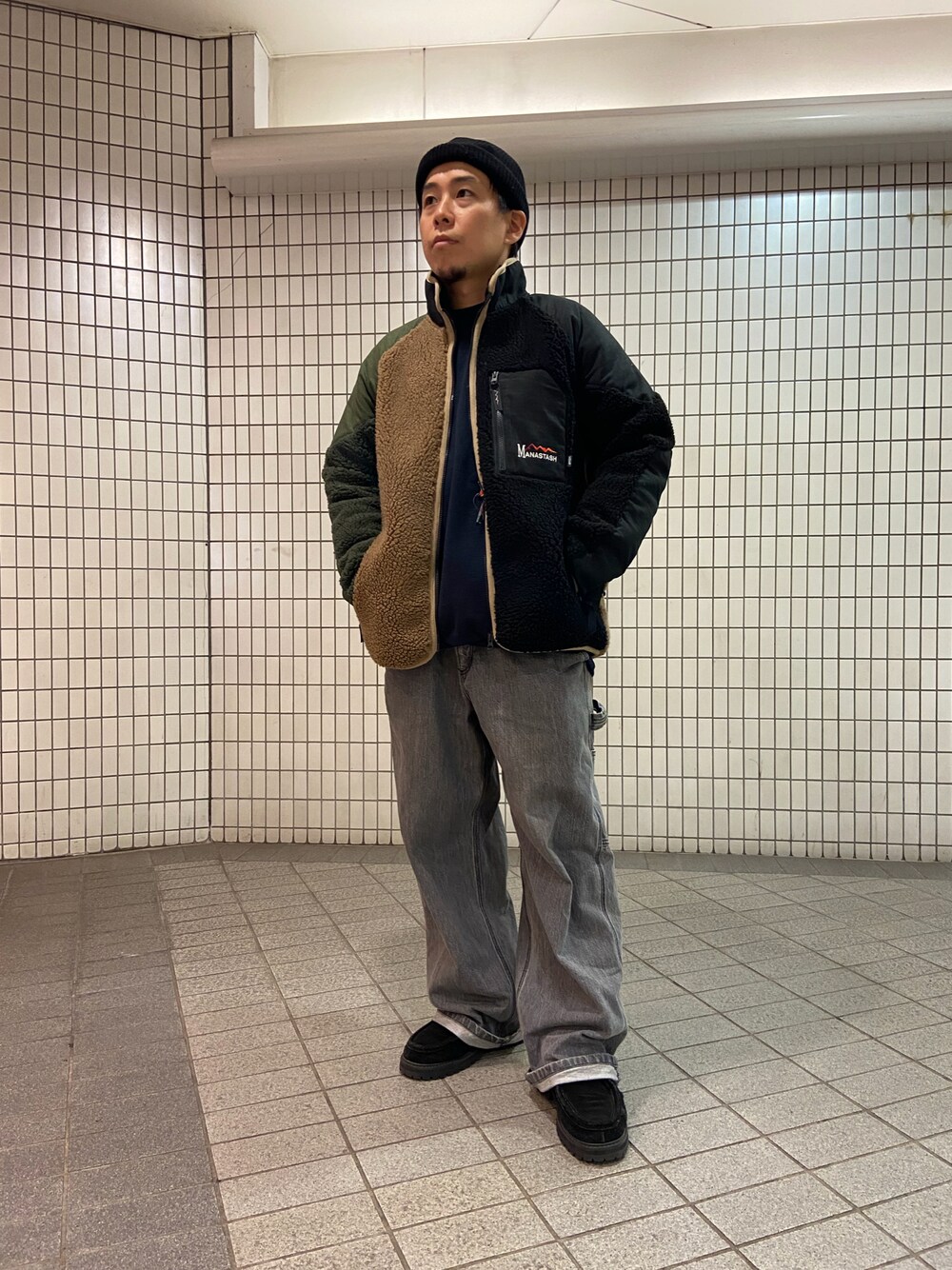 その他のブルゾン、ブラック系のその他シューズを着用したメンズの秋コーディネートの1枚目の写真