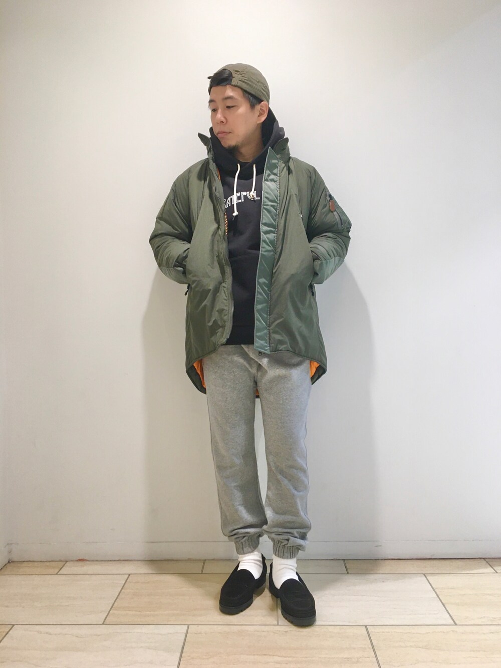 「BEAVER、BEAVER名古屋、WILDTHINGS、AVIREX、ワイルドシングス、アヴィレックス(AVIREX)、スウェットパンツ、GRAMICCI、グラミチ、ミリタリー、ハッピージャケット、ストリート、秋冬コーデ、カーキ、SCHOTT」｜「WILD THINGSのAVIREX × WILDTHINGS / アヴィレックス×ワイルドシングス　HAPPY JACKET ハッピージャケット 6112179（ダウンジャケット/コート、グリーン系）」を使った、funatoさん（メンズ・166cm）の秋コーディネートの1枚目の写真