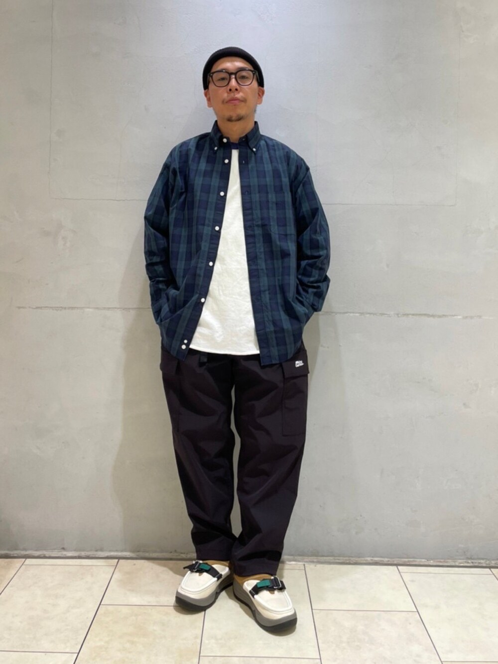 「BEAVER、BEAVER名古屋、ABU GARCIA、アブガルシア、IS-NESS、BAMBOOSHOOTS、アーバンアウトドア、MANASTASH、マナスタッシュ、アウトドアスタイル、カジュアルコーデ、ナイロンパンツ、ストリート、きれいめカジュアル、秋コーデ」｜「ABU GARCIAのAbu Garcia × is-ness/アブガルシア×イズネス　ABU-SH101 BDU PANTS 　BDUパンツ　21AAB-0010（カーゴパンツ、ブラック系）」を使った、funatoさん（メンズ・166cm）の秋コーディネートの1枚目の写真