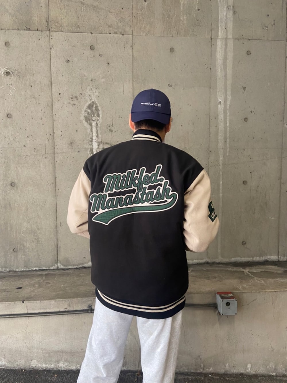 「BEAVER、BEAVER名古屋、MANASTASH、マナスタッシュ、MILKFED.、アウトドアスタイル、ストリートコーデ、スウェットパンツ、カジュアルコーデ、休日スタイル、スタジャン」｜「MILKFED.のMILKFED. × MANASTASH /ミルクフェド×マナスタッシュ　SPECIAL STADIUM JUMPER スペシャルスタジアムジャンパー（スタジャン、ブラック系）」を使った、funatoさん（メンズ・166cm）の秋コーディネートの1枚目の写真