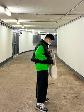 「STUSSY（ステューシー）のアイテム（ニット/セーター、グリーン系）」を使った、Eddie Yeungさん（メンズ）の春コーディネート