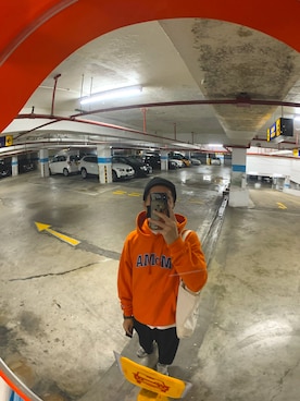 「Champion（チャンピオン）のアイテム（パーカー、オレンジ系）」を使った、Eddie Yeungさん（メンズ）の冬コーディネート
