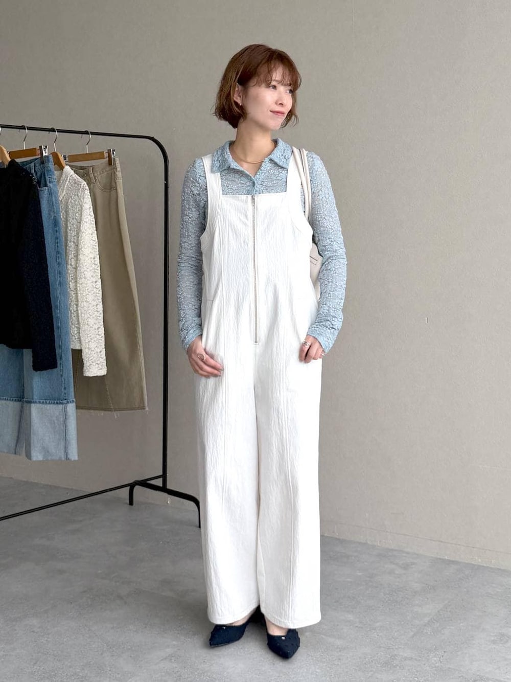 ブルー系のパンプス、ホワイト系のサロペット/オーバーオール、ブルー系のTシャツ/カットソーを着用したレディースの春コーディネートの1枚目の写真