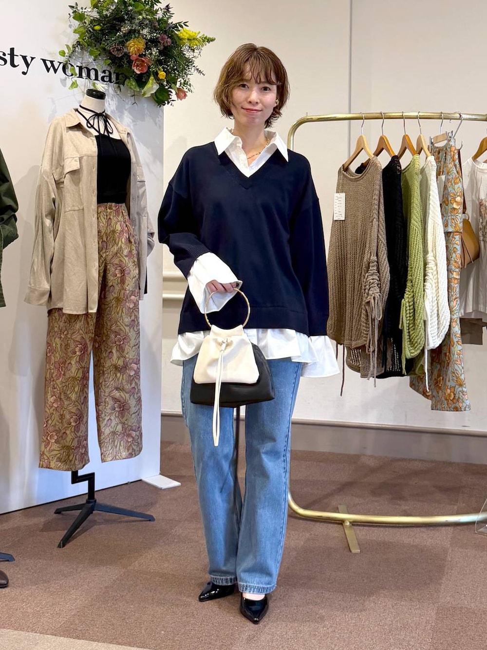 ブルー系のデニムパンツ、ブラック系のサンダル、ブルー系のニット/セーターを着用したレディースの冬コーディネートの1枚目の写真