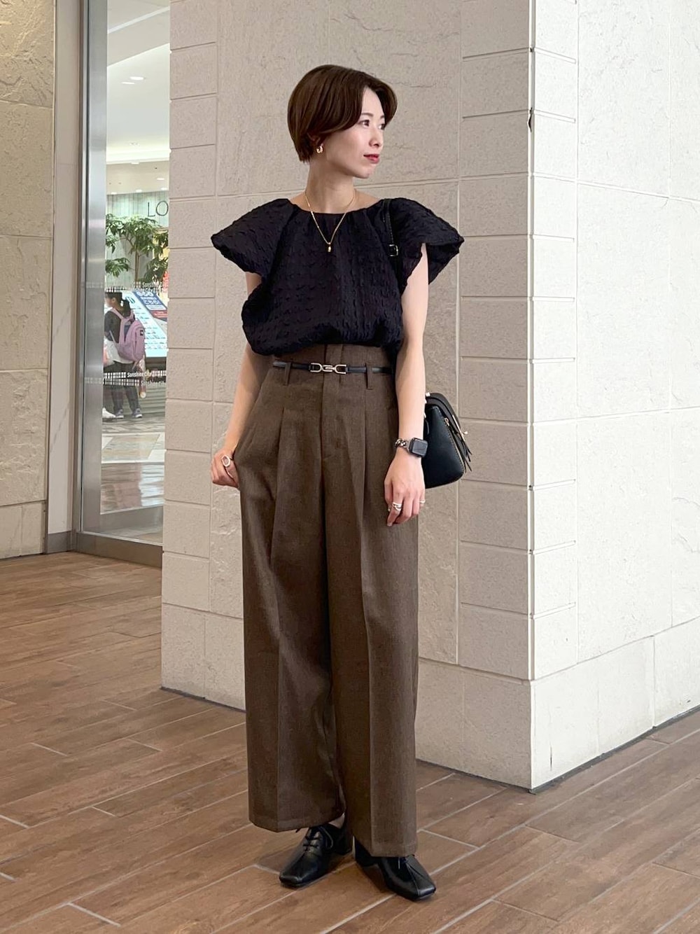 ブラック系のショルダーバッグ、ブラウン系のその他パンツ、ブラック系のドレスシューズを着用したレディースの夏コーディネートの1枚目の写真