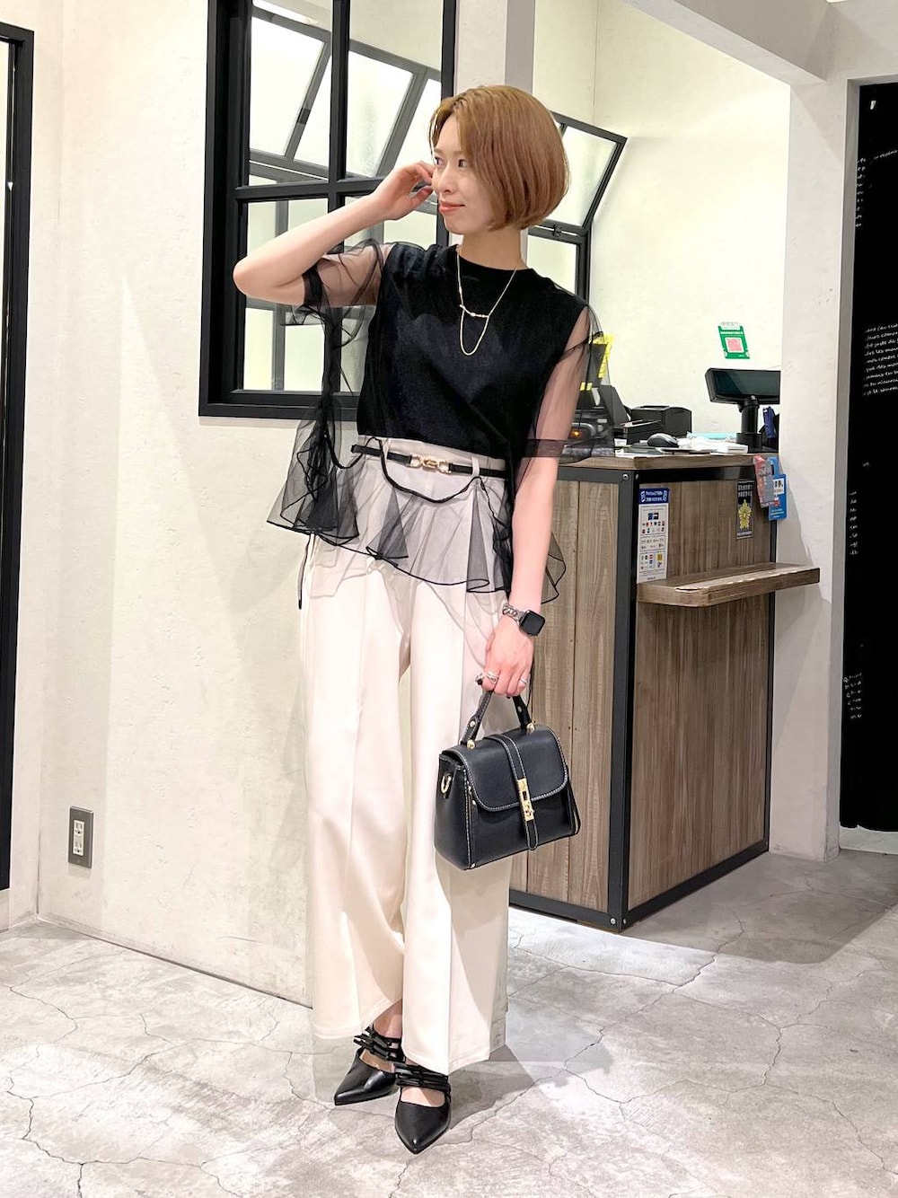 ブラック系のパンプス、ブラック系のショルダーバッグ、ブラック系のTシャツ/カットソーを着用したレディースの夏コーディネートの1枚目の写真