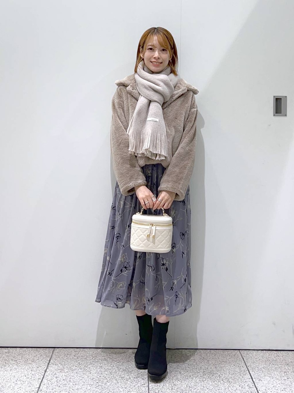 ブラック系のブーツ、ブルー系のワンピース、ホワイト系のショルダーバッグを着用したレディースの秋コーディネートの1枚目の写真