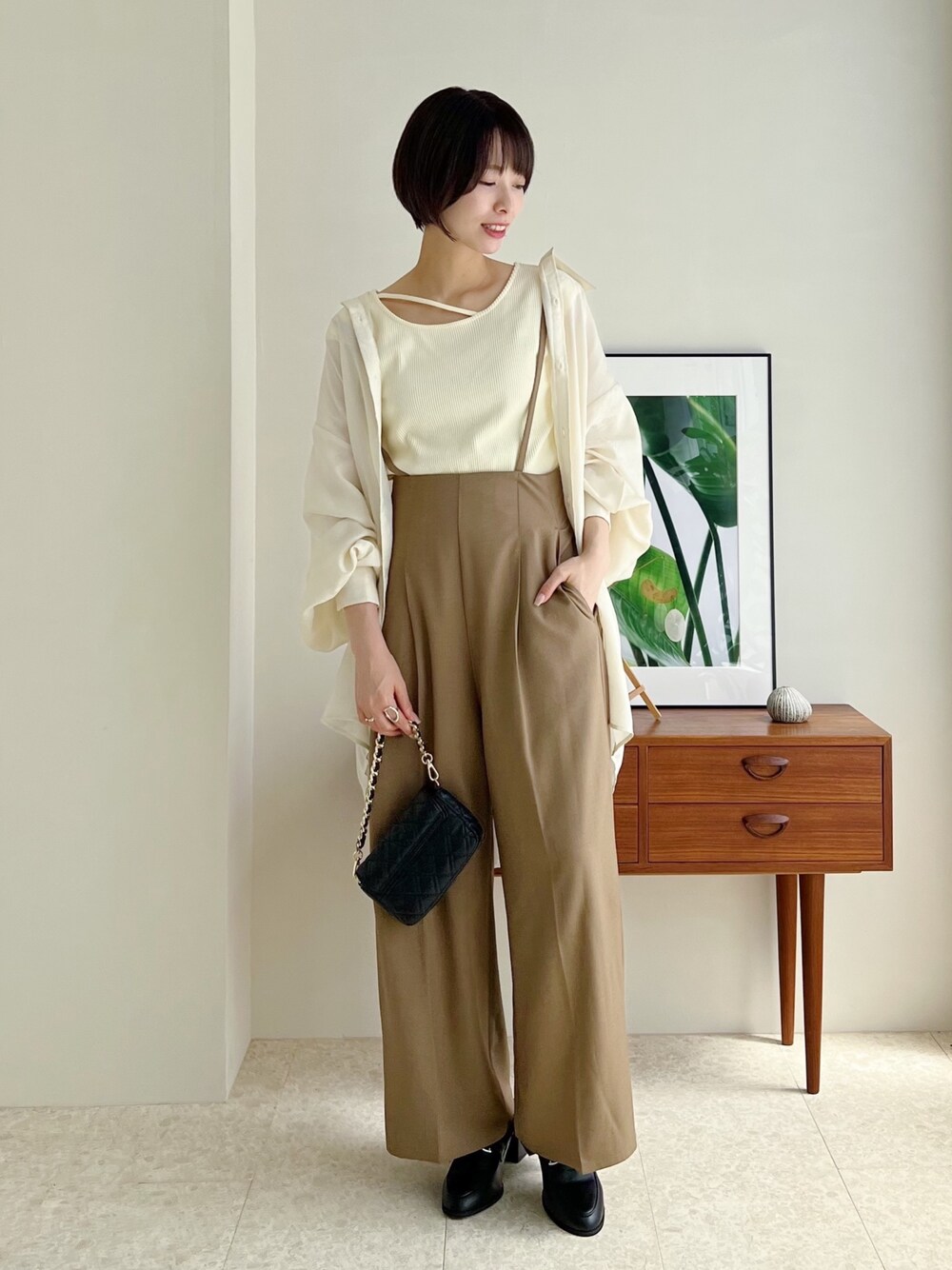 ホワイト系のシャツ/ブラウス、ホワイト系のTシャツ/カットソー、ブラウン系のパンツを着用したレディースの夏コーディネートの1枚目の写真