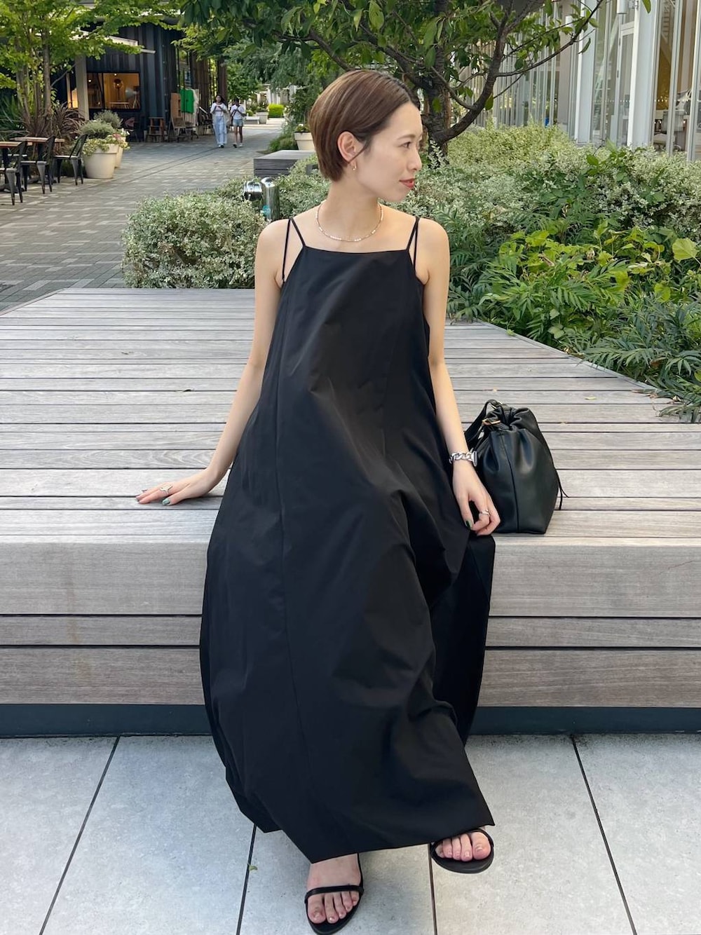 ブラック系のサンダル、ブラック系のキャミソール、ブラック系のワンピースを着用したレディースの夏コーディネートの1枚目の写真