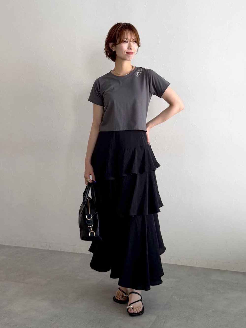 グレー系のTシャツ/カットソー、グリーン系のパーカー、ブラック系のスカートを着用したレディースの夏コーディネートの1枚目の写真