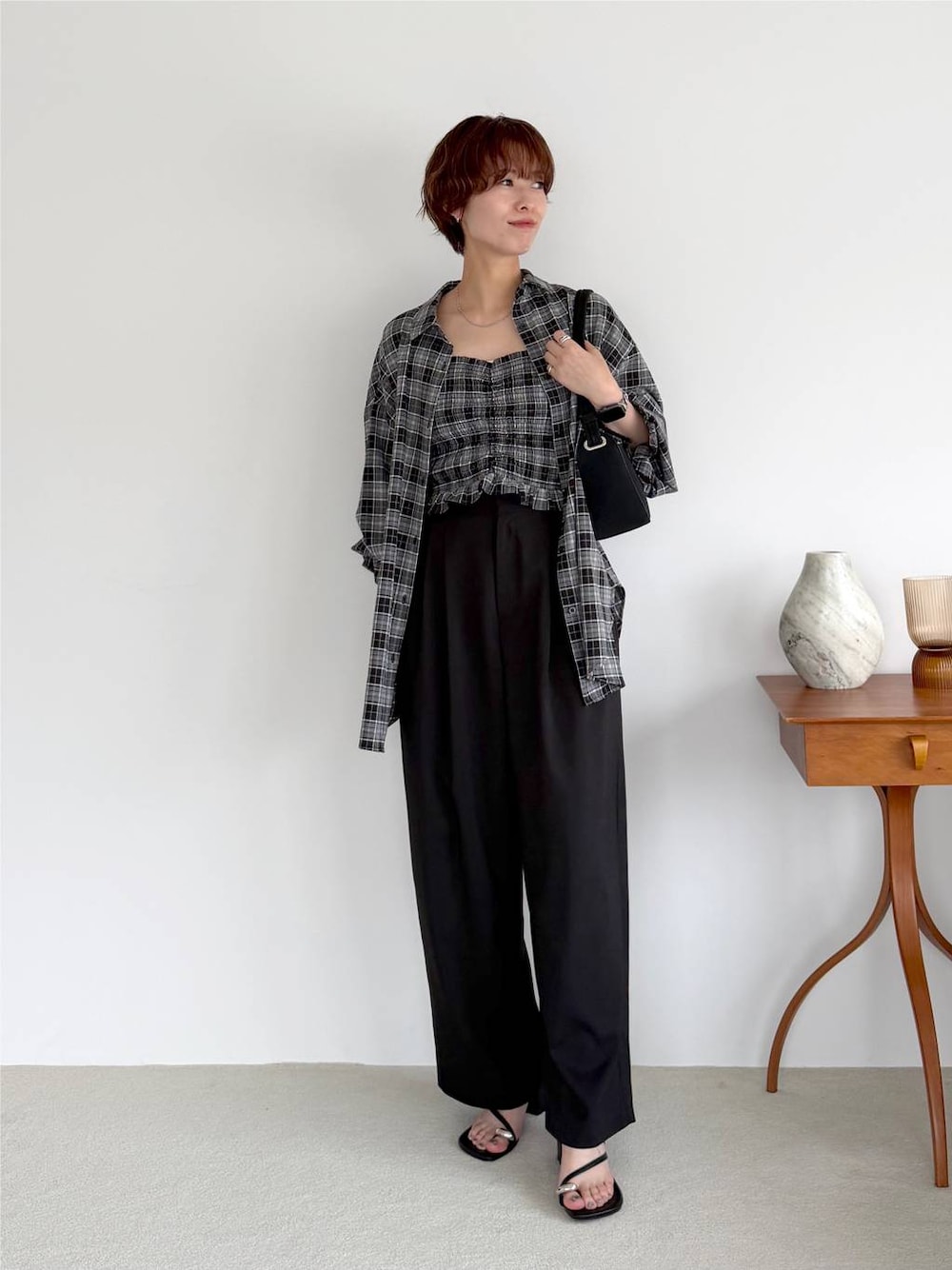 ブラック系のシャツ/ブラウス、ブラック系のその他パンツ、ブラック系のサンダルを着用したレディースの夏コーディネートの1枚目の写真