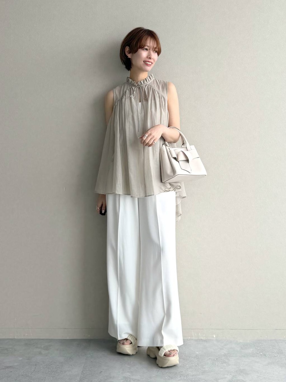 ベージュ系のシャツ/ブラウス、ホワイト系のショルダーバッグ、ホワイト系のその他パンツを着用したレディースの夏コーディネートの1枚目の写真