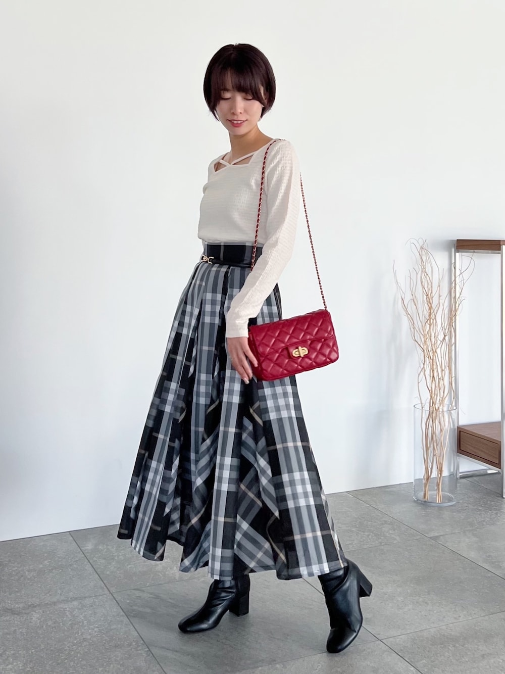 ホワイト系のTシャツ/カットソー、レッド系のショルダーバッグ、ブラック系のスカートを着用したレディースの夏コーディネートの1枚目の写真