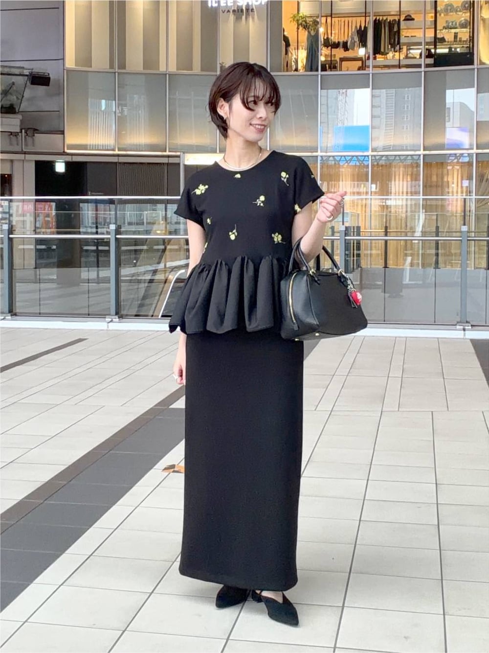 その他のTシャツ/カットソー、ブラック系のサンダル、ブラック系のスカートを着用したレディースの夏コーディネートの1枚目の写真