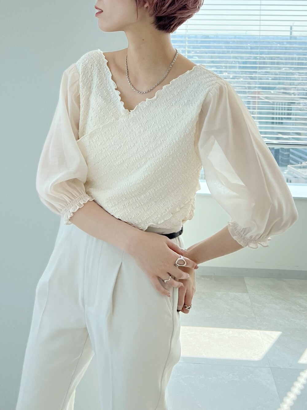 ホワイト系のテーラードジャケット、ホワイト系のTシャツ/カットソー、ホワイト系のスラックスを着用したレディースの春コーディネートの3枚目の写真