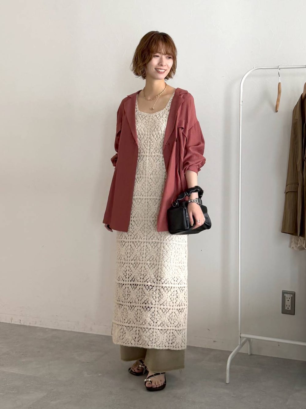 ホワイト系のワンピース、ベージュ系のその他パンツ、ブラウン系のシャツ/ブラウスを着用したレディースの春コーディネートの1枚目の写真