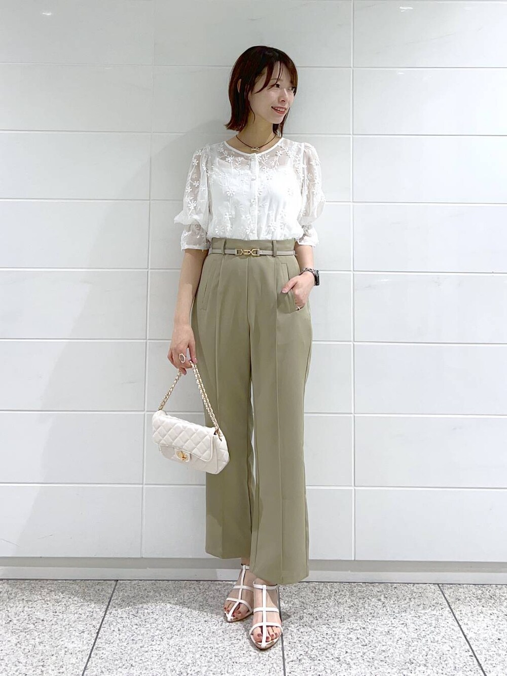 グリーン系のその他パンツ、ホワイト系のショルダーバッグ、ホワイト系のサンダルを着用したレディースの春コーディネートの1枚目の写真