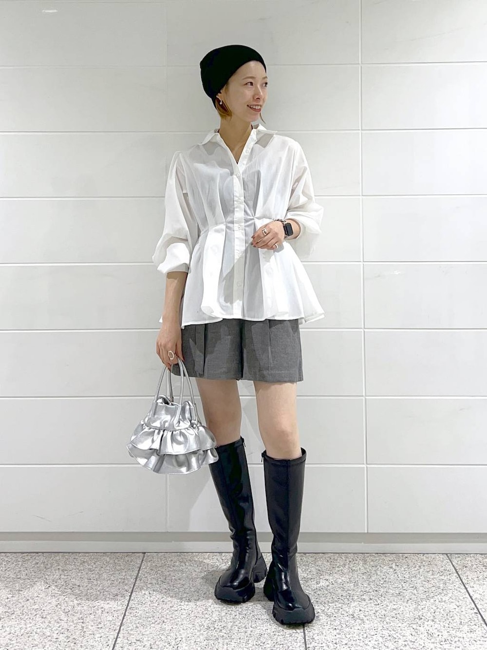 「着痩せ・細見え、女子ウケ、シャツ、ショートパンツ、ブーツ、ショルダーバッグ、mysty woman」｜「mysty womanのレザーフリルバッグ 142298（ショルダーバッグ、シルバー系）」を使った、uemiさん（レディース・163cm）の秋コーディネートの1枚目の写真